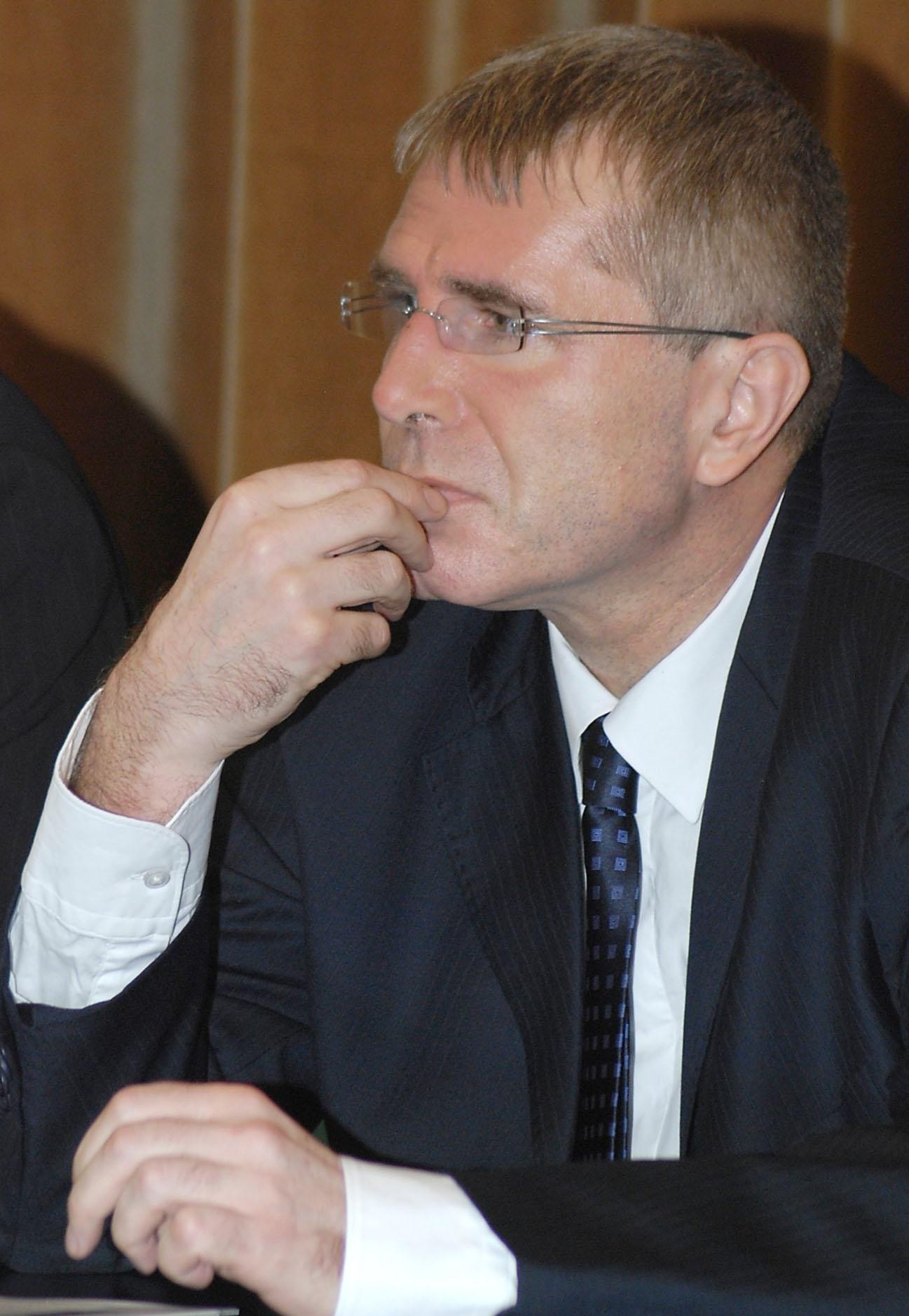 Полиция вкарва насила Ковачки в съда