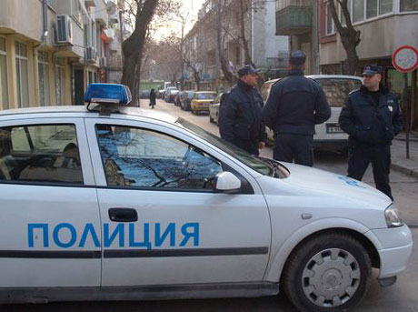 Полицай открит мъртъв в колата си