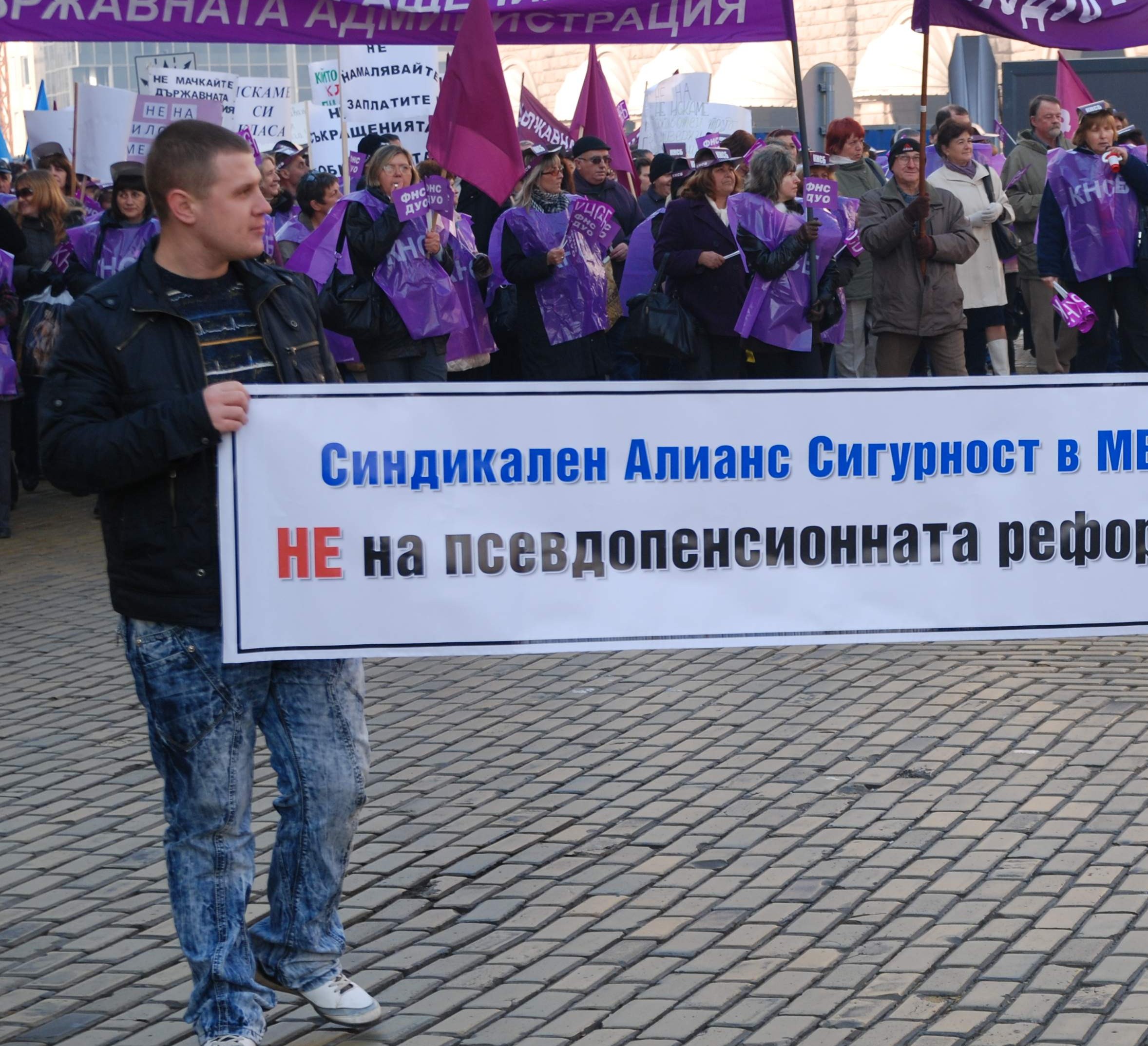 Стачник колабира пред Народното събрание