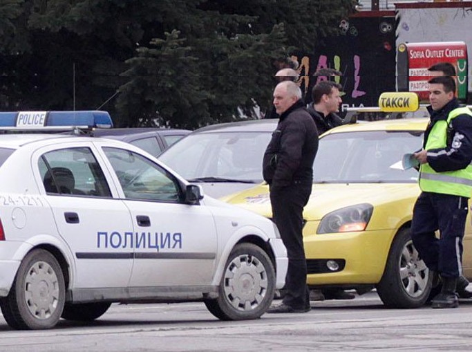 Мъж нападна с нож таксиметрова шофьорка