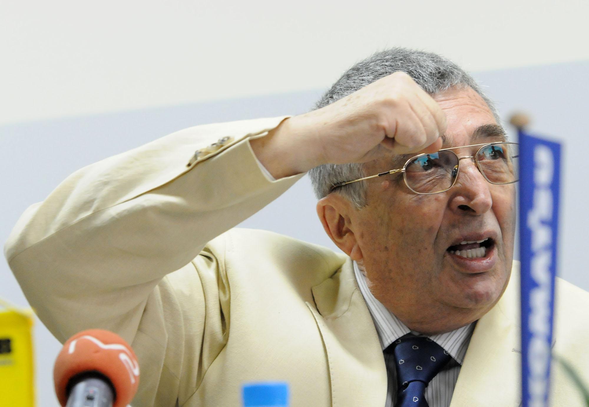 Киро Киров: Оглеждам се и живея под охрана