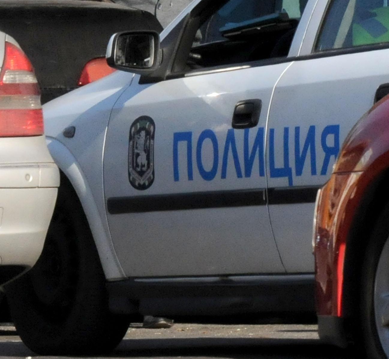 Полицаи търсят дрога, конфискуват оръжие