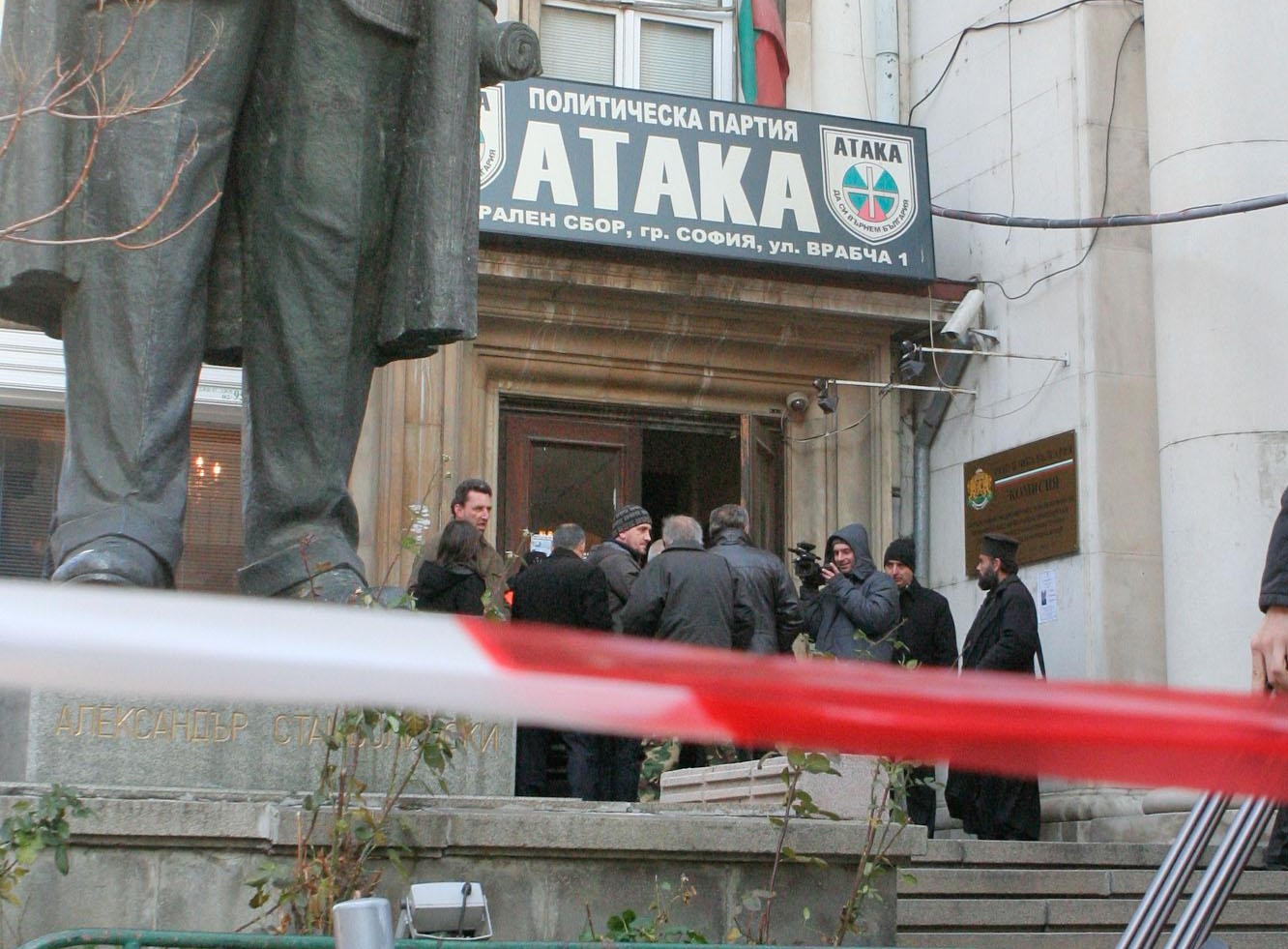 Няма бомба в “Атака”, сборът започна