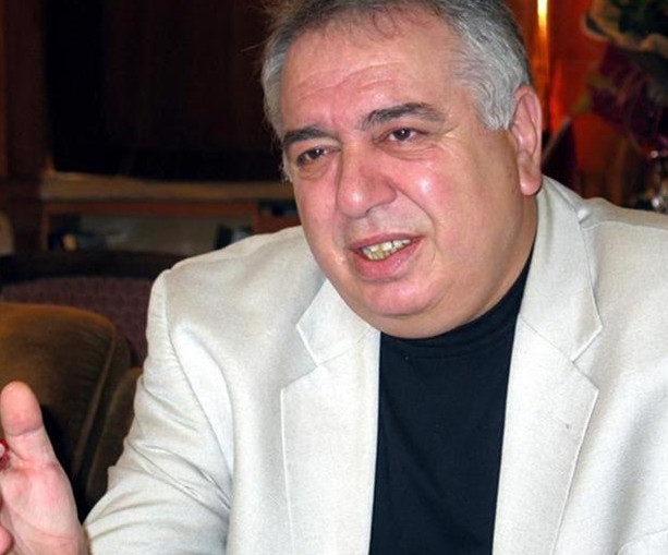 Първанов награждава на изпроводяк бившия ректор на УНСС