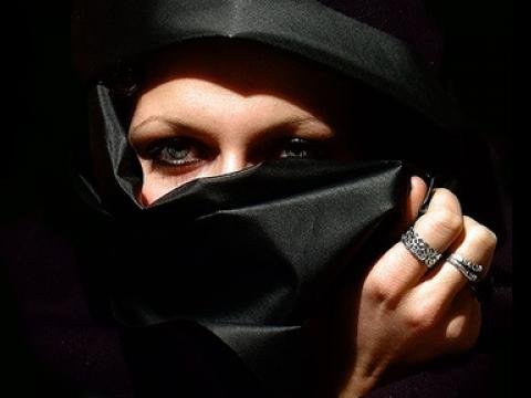 24–годишен мюсюлманин нокаутира акушерка
