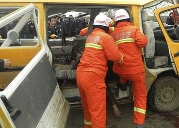 16 загинаха при катастрофа на автобус в Китай