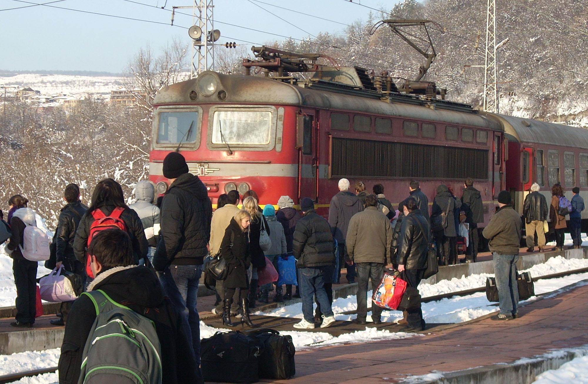 Нови съкращения в БДЖ до месец