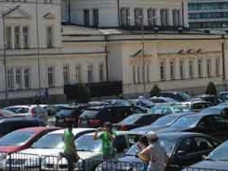 Махат депутатския паркинг до "Невски"