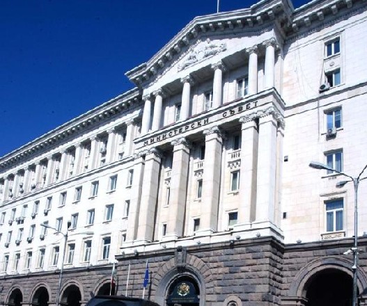 Клъцнаха отпуските на държавните чиновници до 25 дни
