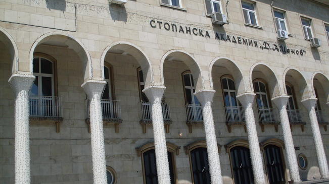 Свищовската академия сменя хиляди дипломи 