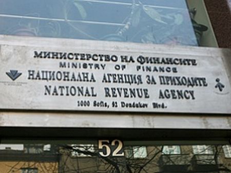 Топят шефове пред данъчните
