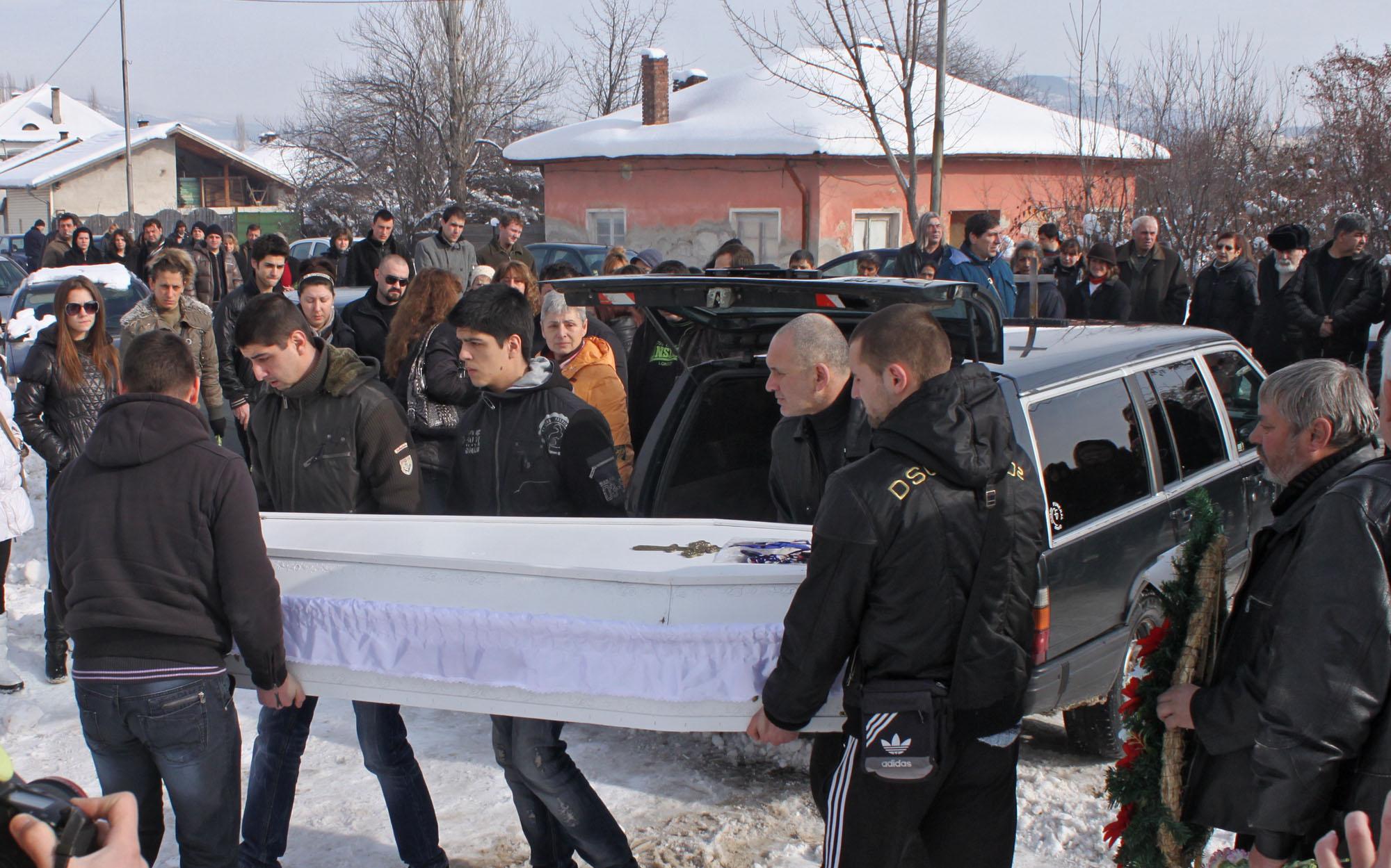 Погребват Мирослава в Перник