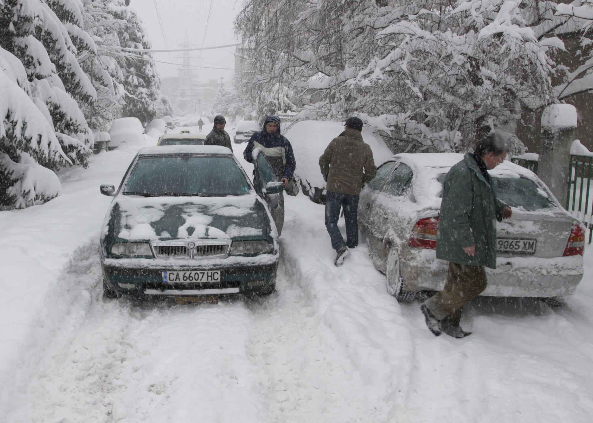 Затруднено е движението в столицата заради силен снеговалеж 