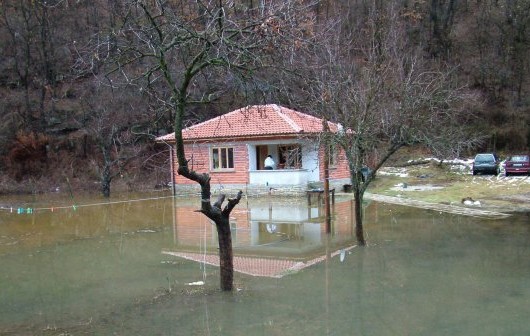 Водната стихия блокира пътищата в Хасковско