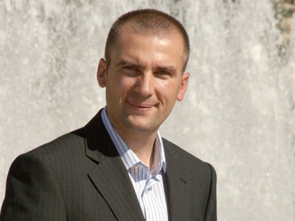Пребиха лидера на ГЕРБ в Симитли пред съпругата и децата му