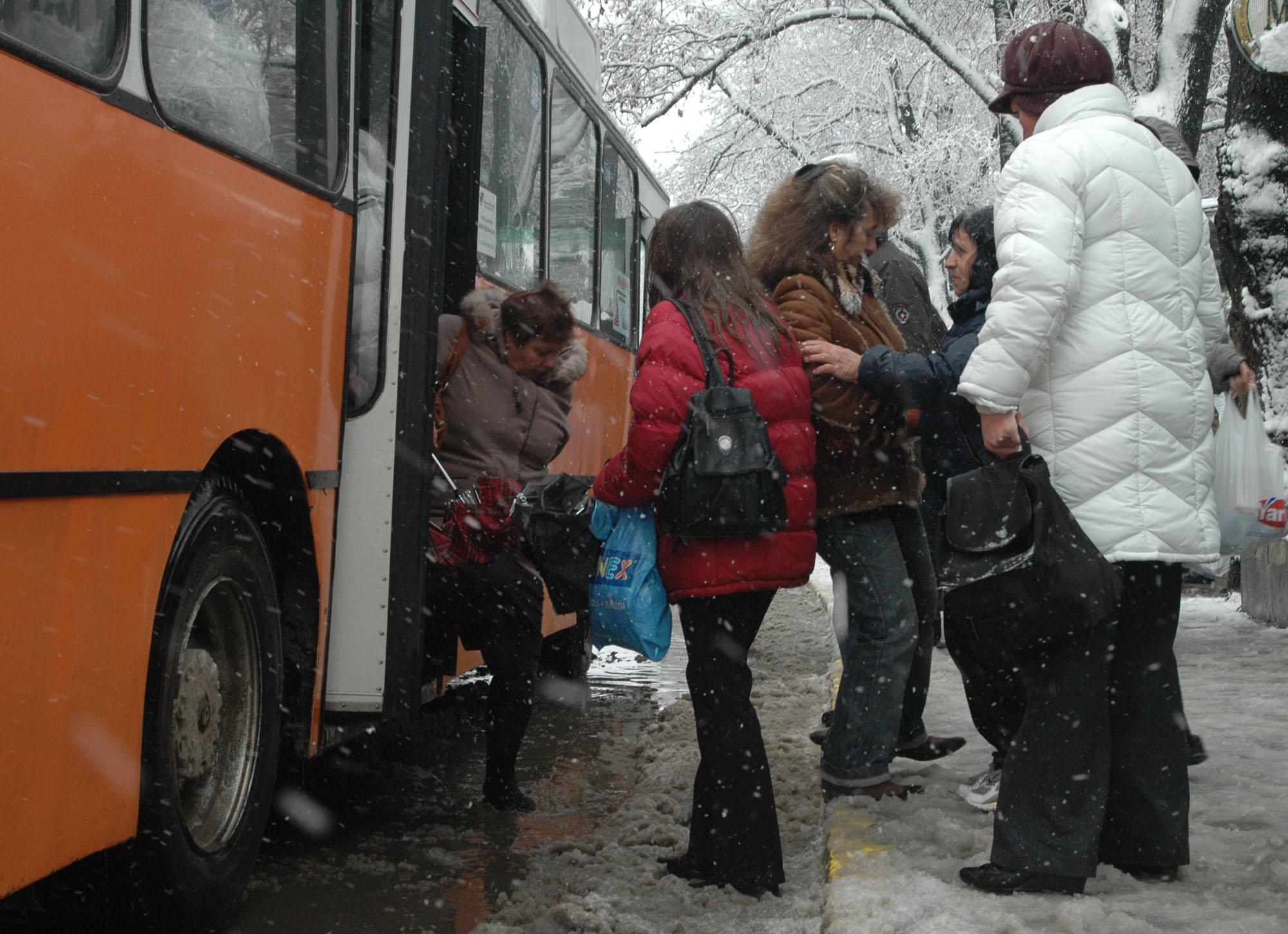 И бебетата с карти в градския транспорт 