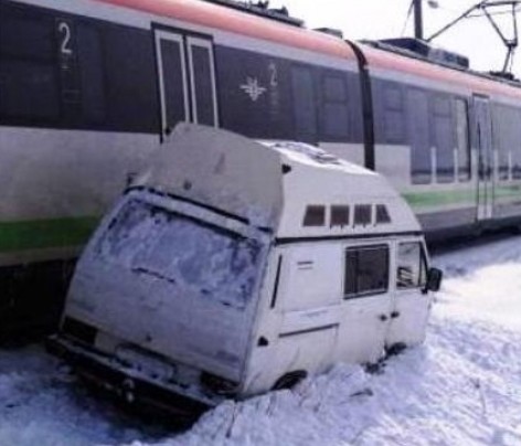 Влак удари микробус, по чудо няма пострадали