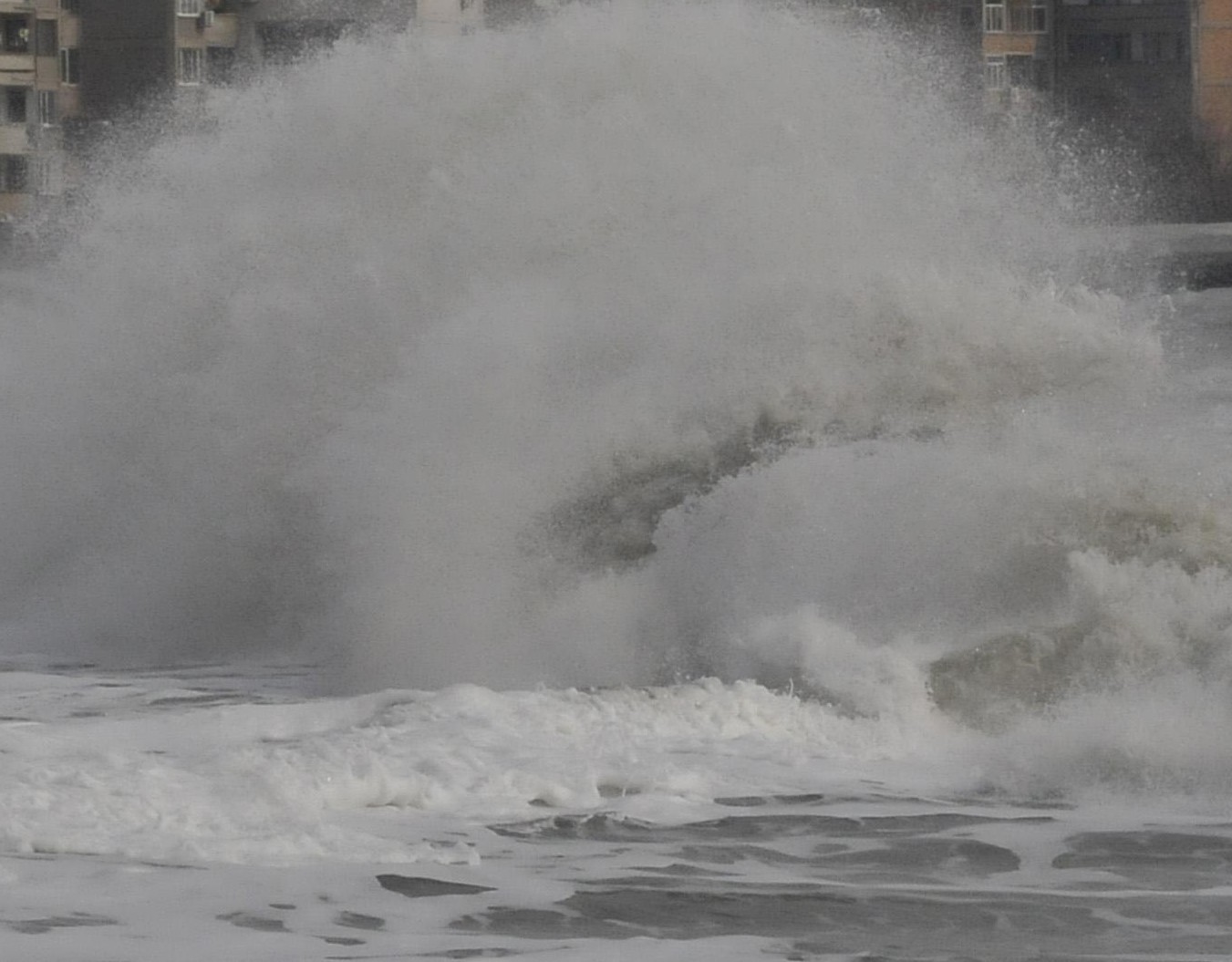 Морето погълна плажа на Кранево и Албена