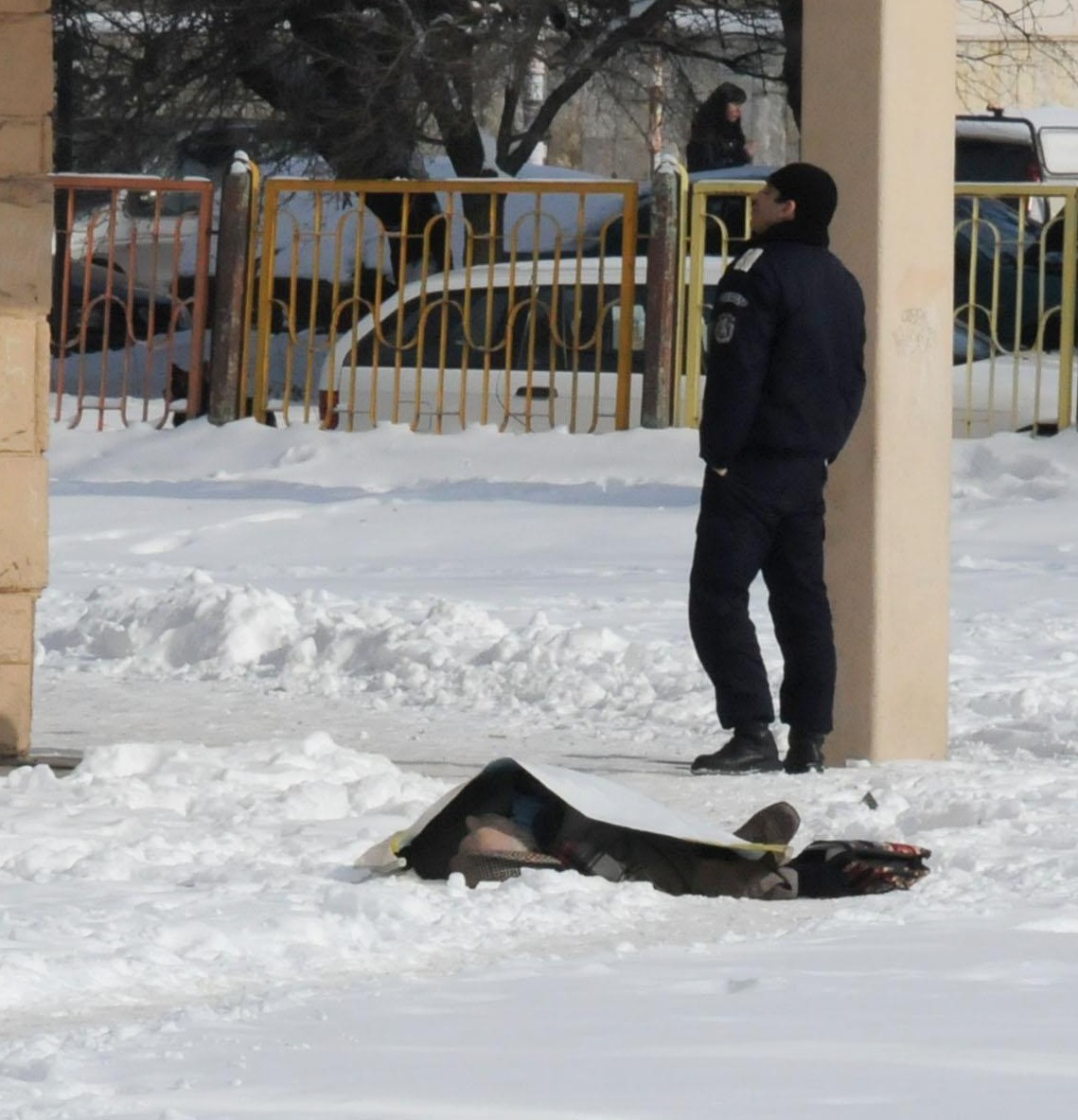 Възрастен мъж умря пред деца в училище