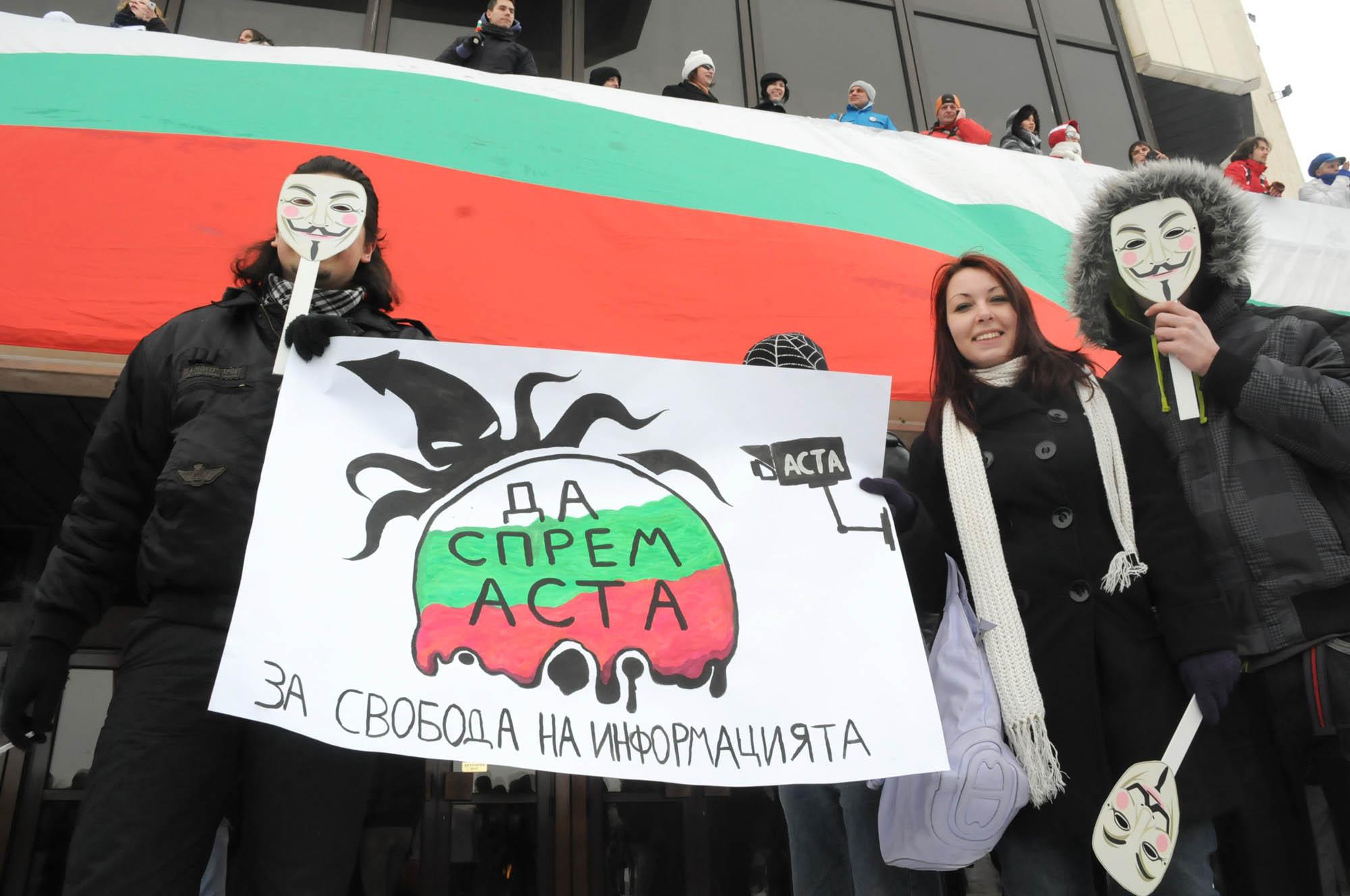 Хиляди на протест срещу ACTA (снимки)