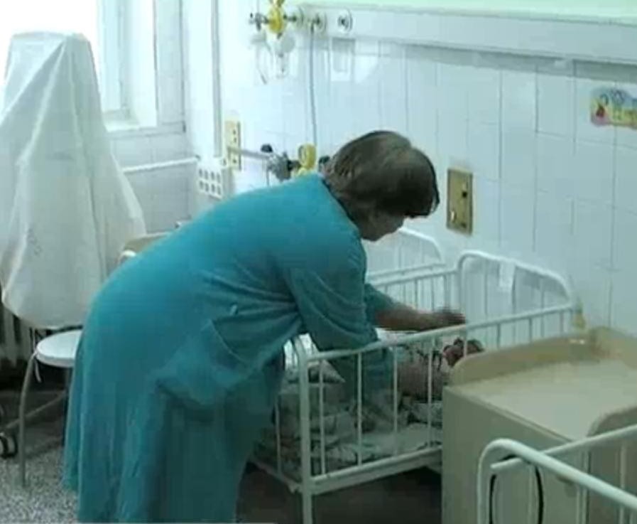 Двама се карат, трети печели бебе