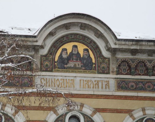 Чадър за църковния бизнес поне още година 