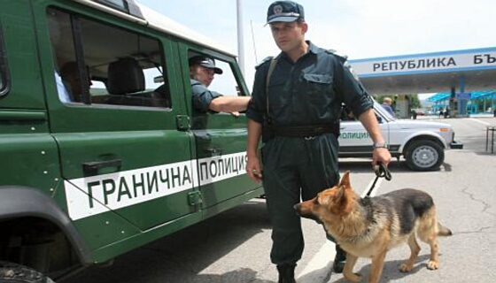 Задържаха трима трафиканти на деца 