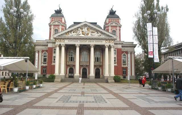 Плочки пред Народния театър произвеждат ток