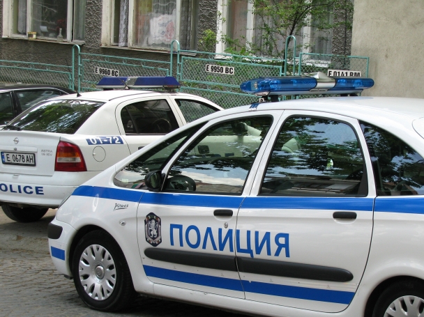 Пиян потроши три автомобила с бухалка 