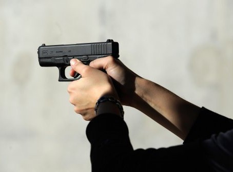 Психар с пищов стреля по комшии
