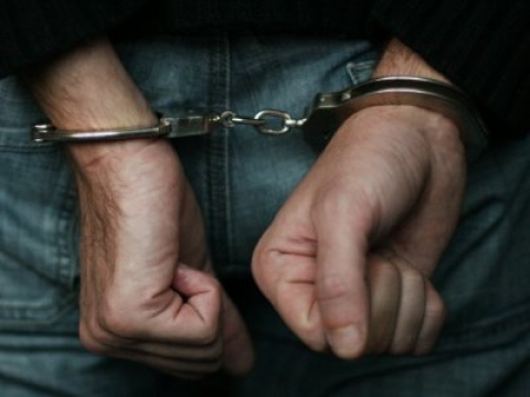 Ревнивец преби двама мъже погрешка