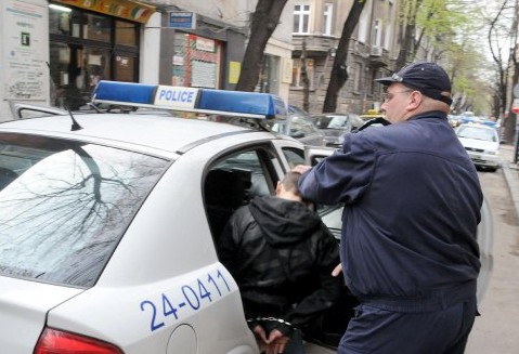Въоръжен ученик ограби магазин