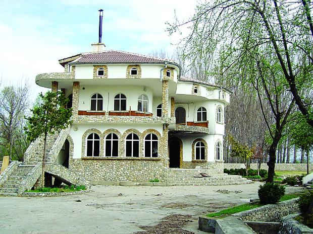 Рашкови си изнесоха и кабелите от хасиендата