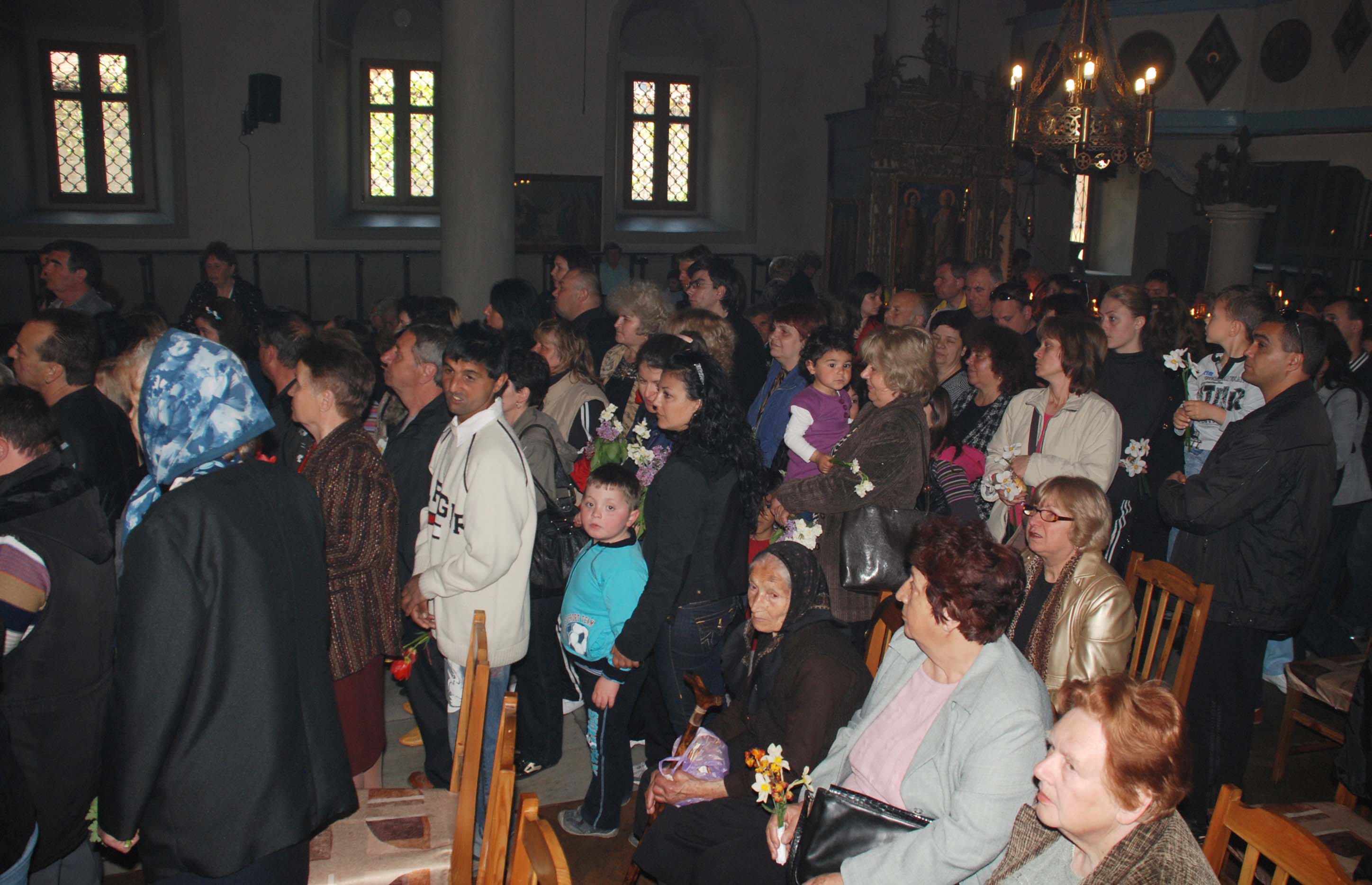 Стотици напълниха хасковските храмове на Разпети петък