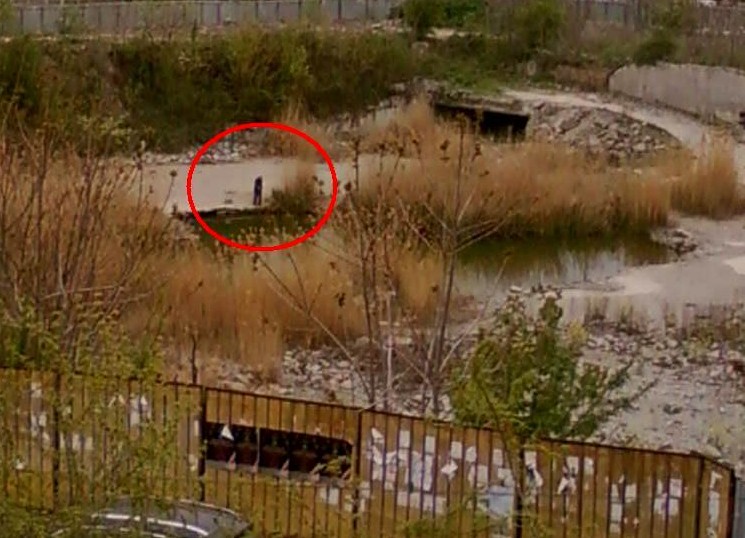 Ловят риба в изкоп на пъпа на Бургас