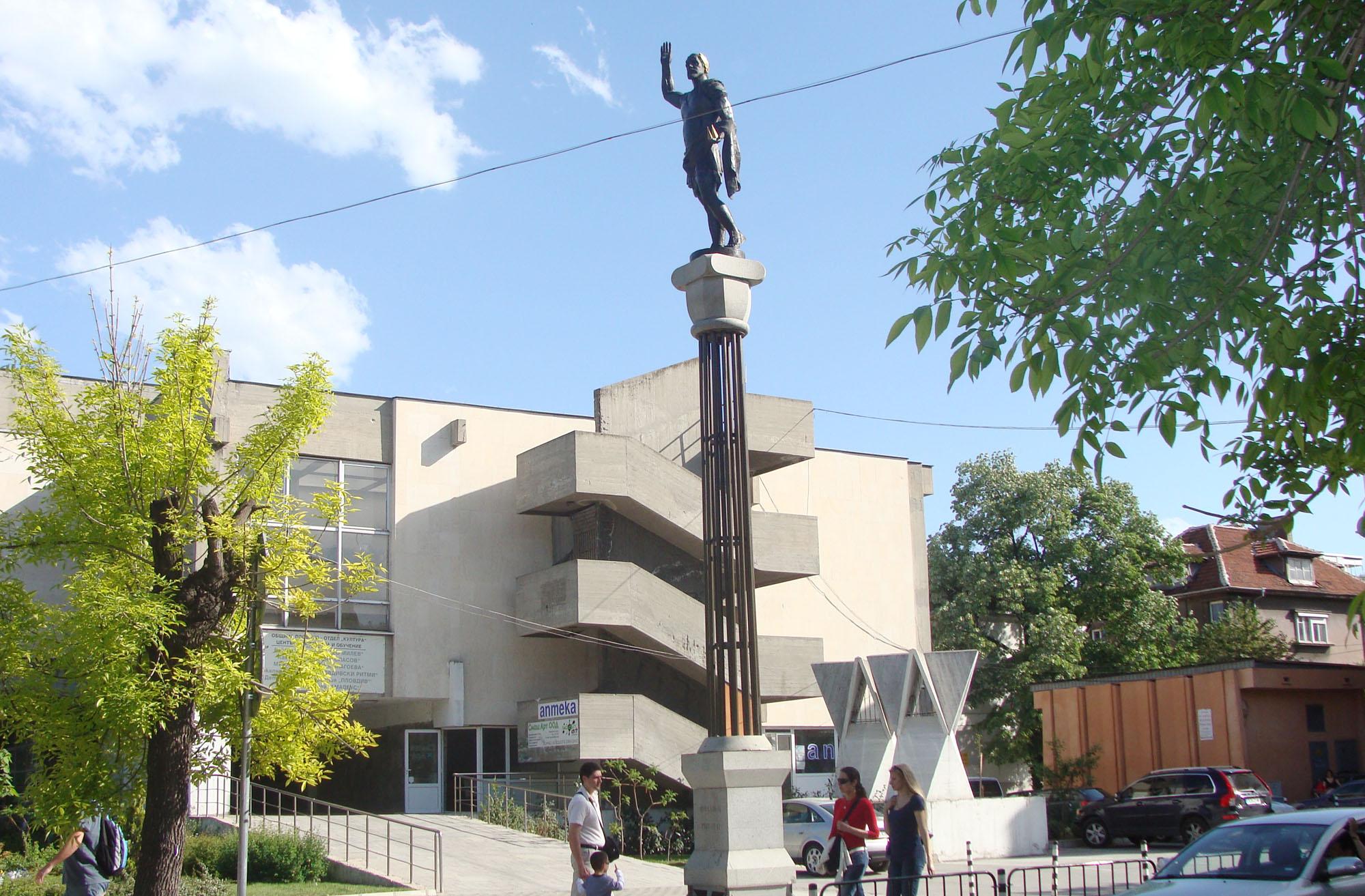 Монтираха паметника на Филип Македонски в Пловдив