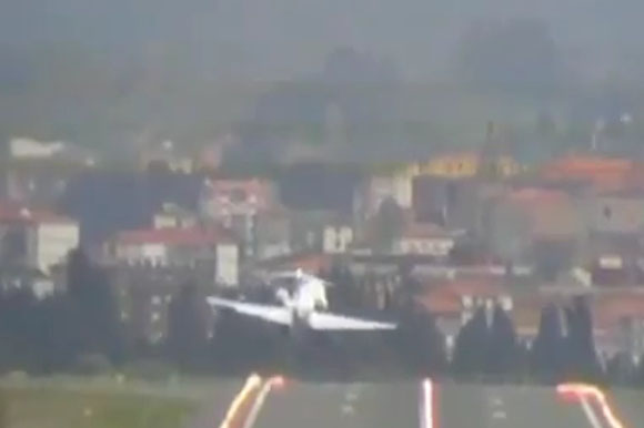 Ураган вее самолети в Испания (ВИДЕО)