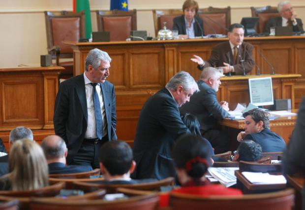 Проверяват любовници и пътувания в чужбина