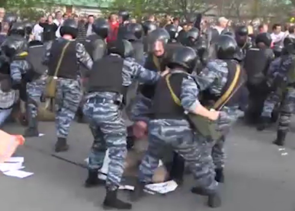 Полицейска кръв се ля в Москва (ВИДЕО)
