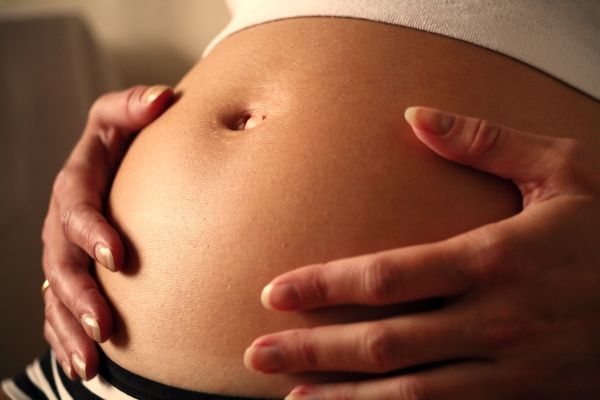 Бременна британка с двете си деца пренася 63,5 кг хероин 