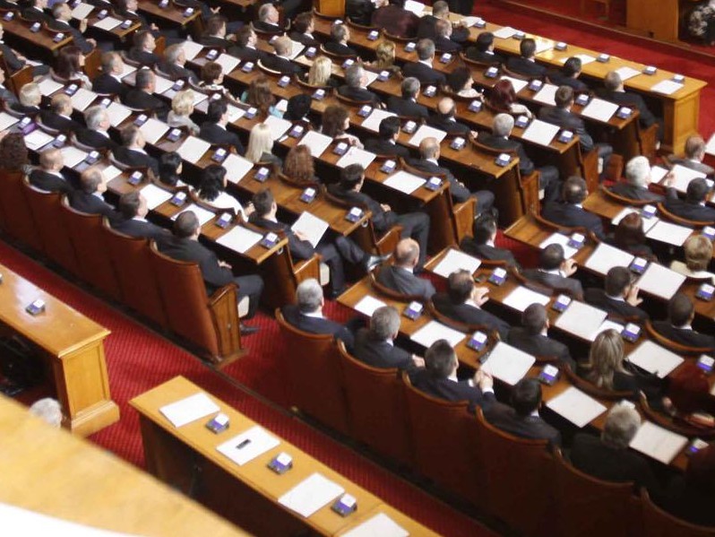 Чиновниците с 22 законни заплати годишно