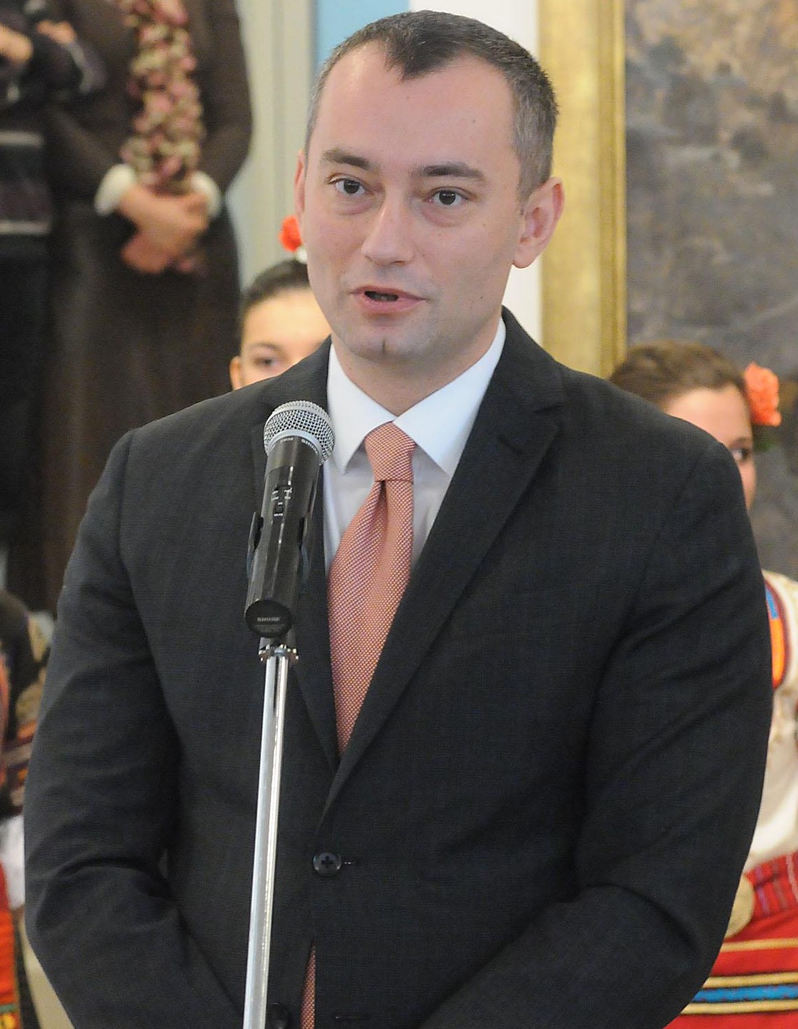 Министър чете лекция в църква