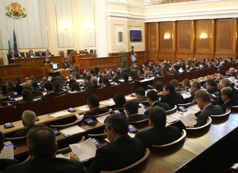Депутатите реват от кръвно, гастрит и гадене