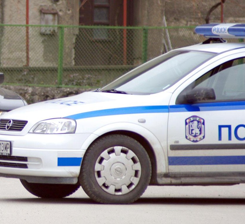 Маскирани тийнейджъри обраха магазин с пластмасов пистолет в Кърджали