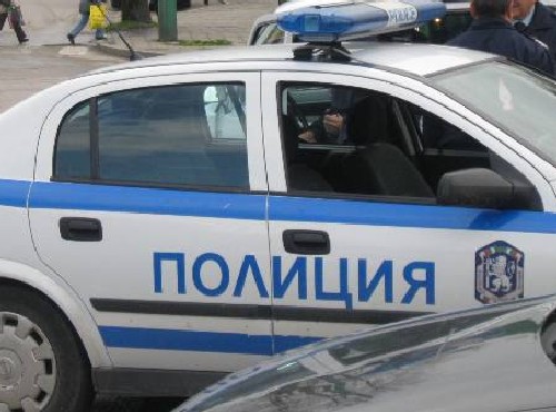 Пиян рита патрулка и псува полицаи