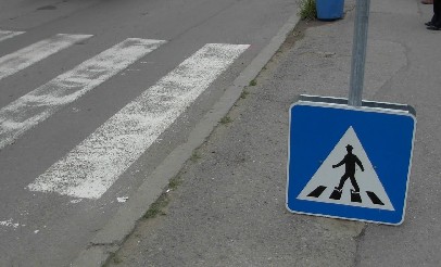 Голф помете 12-годишно момиче на пешеходна пътека