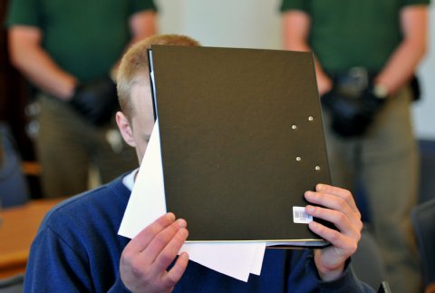 Студентски флирт: Покана за свалка с чук по главата