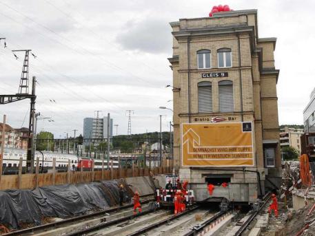 Уникално: Преместиха цяла 6200-тонна сграда на 60 метра  