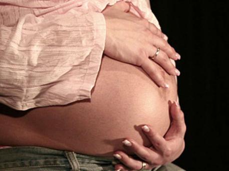 Родените с цезарово сечение надебеляват 