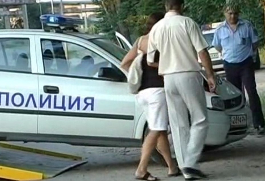 Полицейска кола се размаза в дърво в Русе
